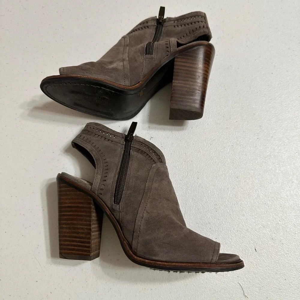 Vince Camuto Koral Perforated Peep Toe Ankle Booties‎ Suede Leather Heels 6.5 M